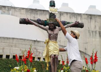 Nicaragüenses celebran viacrucis restringido a los alrededores de los templos. Foto: AFP