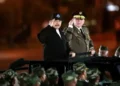 Daniel Ortega y el jefe del Ejército pasando revista a las tropas.