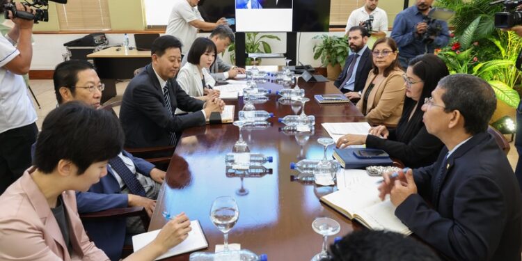 El Chigüin Ortega al frente de una delegación de la dictadura de sus padres se reúne con comunistas chinos.