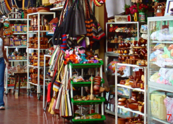 Tramos de venta de hamacas y otras artesanías nicaragüenses.