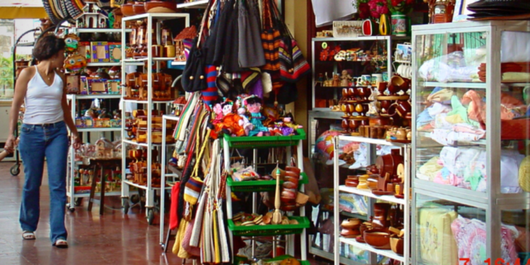 Tramos de venta de hamacas y otras artesanías nicaragüenses.
