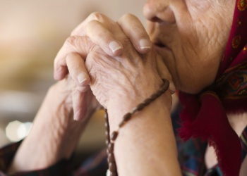 Las abuelas recomiendan a los más jóvenes rezar y acercarse a Dios en los tiempos de Cuaresma.