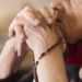 Las abuelas recomiendan a los más jóvenes rezar y acercarse a Dios en los tiempos de Cuaresma.