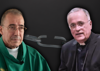 Sacerdote Edwing Román y el obispo Silvio Báez. Foto: Artículo 66.