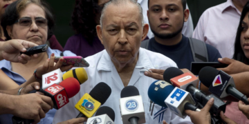 Carlos Tünnermann participa de una rueda de prensa, en junio de 2019, durante una reunión con los testigos de negociación para informar que faltan presos políticos por liberar, en Managua. Foto: EFE.