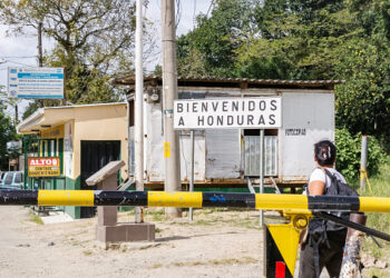 El Paraiso: Woman crossing the border between Nicaragua and Honduras near El Paraiso.