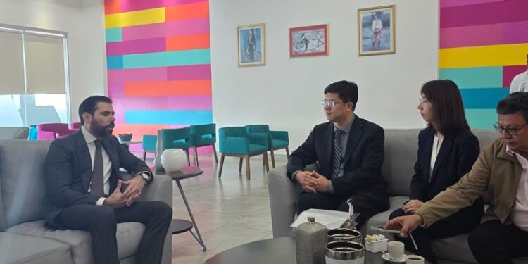 Laureano «El Chigüin» Ortega Murillo, reunido con representantes de la agencia espacial china.