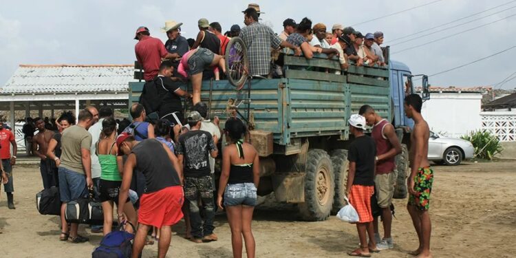 Migrantes de Centroamérica subiéndose a un camión en su trayecto hacia los Estados Unidos. Foto: BM