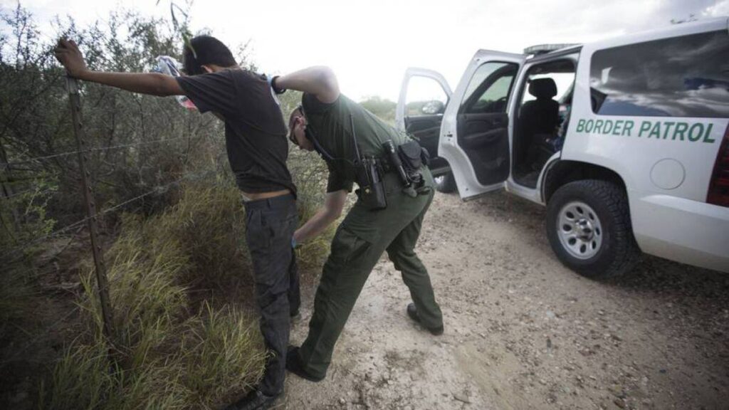 Apelaciones de EE.UU. vuelve a bloquear ley que permite a Texas detener y deportar a migrantes