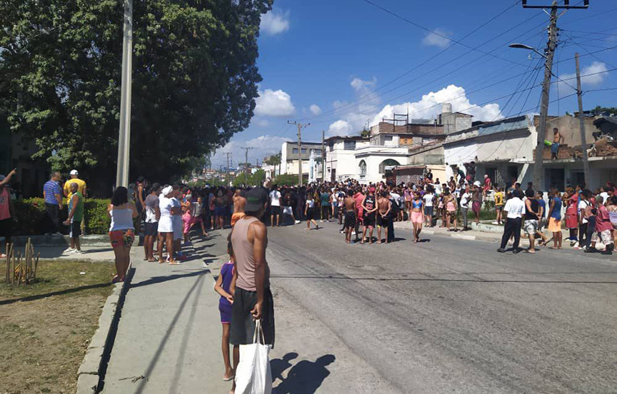 Pueblo cubano protestas por escases de alimentos y apagones. Foto tomada de redes sociales