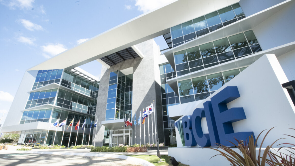 BCIE baja el tono y asegura que «no detendrá el apoyo financiero» a ningún país de Centroamérica