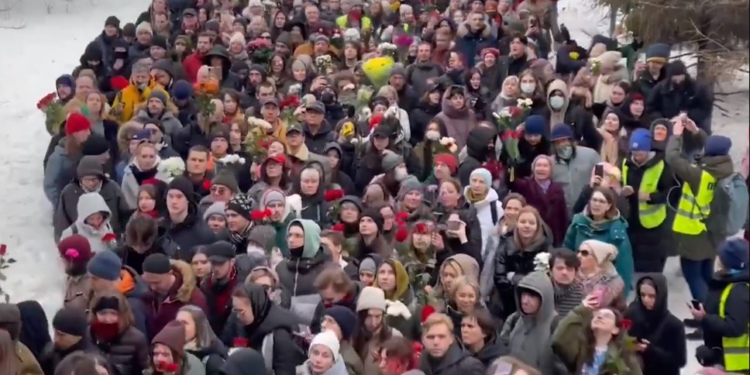 Miles de personas asisten al funeral de Navalni en Moscú entre temores de arrestos
