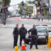Agentes de policía bloquean una calle cerca del Dolby Theatre antes de la 96ª edición de los Premios Anuales de la Academia, en Los Ángeles, California, el 10 de marzo de 2024. (Foto de RINGO CHIU / AFP)
