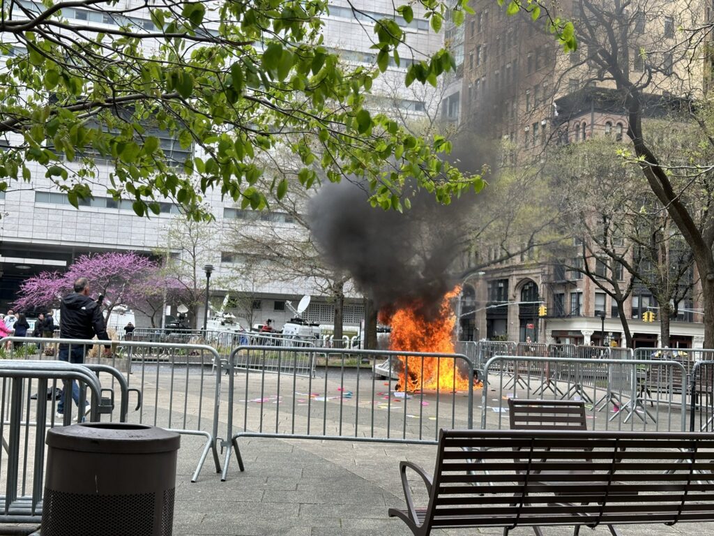 Hombre se prende fuego frente al tribunal donde es juzgado Trump