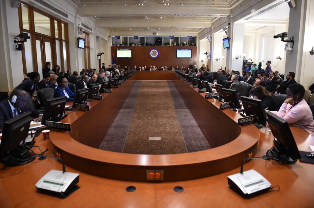 El Consejo Permanente de la Organización de los Estados Americanos (OEA) celebra una reunión para considerar la "Situación en Bolivia" en Washington, DC, el 12 de noviembre de 2019. (Foto de Olivier Douliery / AFP)