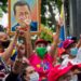 Los partidarios del gobierno del presidente venezolano Nicolás Maduro celebran los resultados de las elecciones legislativas del 6 de diciembre con un retrato del difunto presidente venezolano (1999-2013) Hugo Chávez en Caracas, el 12 de diciembre de 2020.
