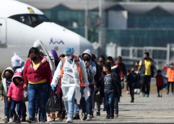 Migrantes guatemaltecos deportados desde EE.UU. llegan a la Base de la Fuerza Aérea en la Ciudad de Guatemala, el 29 de diciembre de 2021. Estados Unidos deportó a 17.806 personas a Guatemala durante 2021, una reducción del 15,4% respecto a 2020 debido a la irregularidad de vuelos debido a la pandemia, repitiendo la tendencia del año pasado, informó este miércoles una fuente de migración guatemalteca. (Foto de Johan ORDÓNEZ/AFP)