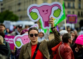 Un manifestante muestra una figura que representa los genitales femeninos internos con guantes de boxeo durante una contramanifestación a favor del derecho a decidir que coincide con la "Marcha por la vida" anual contra el aborto en Berlín el 17 de septiembre de 2022. (Foto de John MACDOUGALL / AFP)