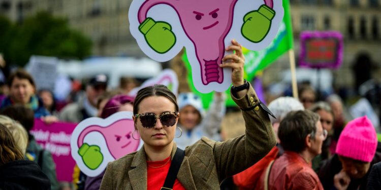 Un manifestante muestra una figura que representa los genitales femeninos internos con guantes de boxeo durante una contramanifestación a favor del derecho a decidir que coincide con la "Marcha por la vida" anual contra el aborto en Berlín el 17 de septiembre de 2022. (Foto de John MACDOUGALL / AFP)