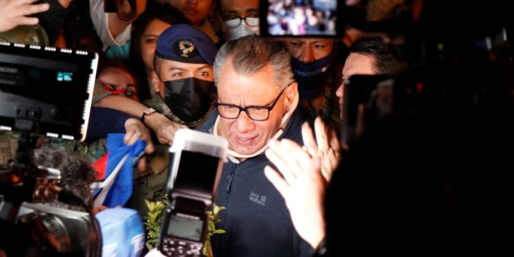 Ecuadorean former vice president (2013-2017) Jorge Glas --who was serving a sentence for receiving millions in bribes from Brazil's Odebrecht-- is surrounded by media members after being released from prison in Quito on November 28, 2022. Ecuador's former vice president Jorge Glas, who since 2017 was serving a sentence for corruption, was released on parole on Monday after a judge issued a precautionary measure in his favor. (Photo by Galo Paguay / AFP)