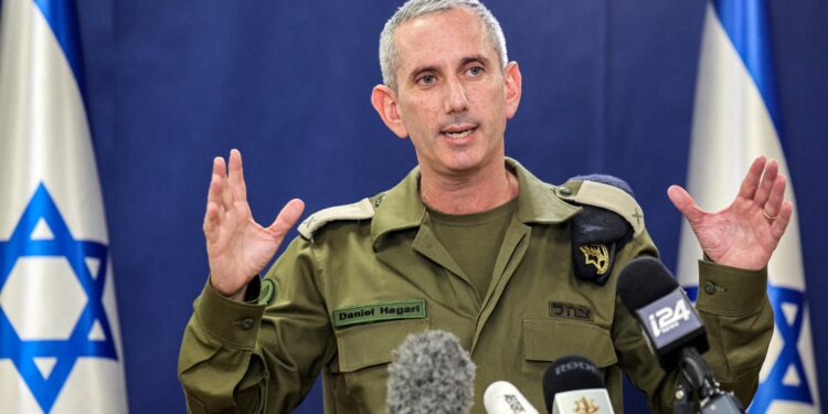 El portavoz del ejército israelí, el contralmirante Daniel Hagari, habla con la prensa desde The Kirya, que alberga el Ministerio de Defensa israelí, en Tel Aviv el 18 de octubre de 2023.