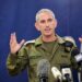El portavoz del ejército israelí, el contralmirante Daniel Hagari, habla con la prensa desde The Kirya, que alberga el Ministerio de Defensa israelí, en Tel Aviv el 18 de octubre de 2023.