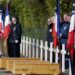 Los veteranos sostienen banderas de honor de batalla francesas junto a las tumbas de tres soldados rusos de la Primera Guerra Mundial, en el cementerio nacional de Saint-Hilaire-le-Grand, al norte de Francia, el 27 de octubre de 2023, después de su descubrimiento el año pasado en Courcy. (Foto de FRANCOIS NASCIMBENI / AFP)