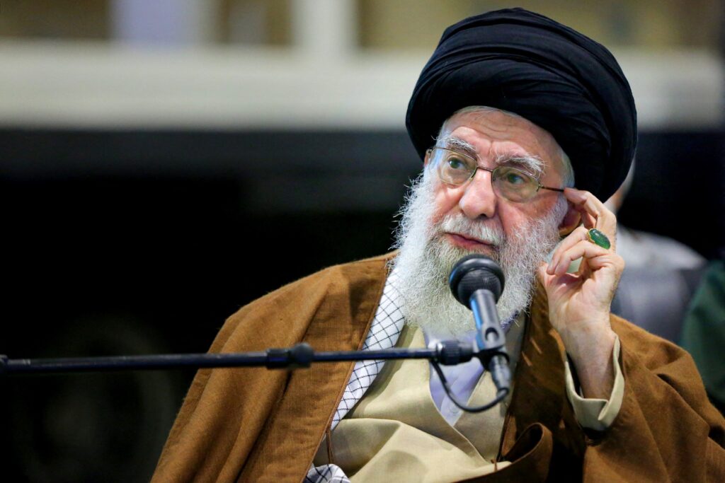 Esta fotografía proporcionada por la oficina del líder supremo de Irán, el ayatolá Ali Jamenei, lo muestra hablando durante una visita a la exposición de logros aeroespaciales del IRGC en Teherán el 19 de noviembre de 2023.