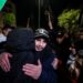 Un prisionero recién liberado (R) abraza a un familiar durante una ceremonia de bienvenida tras la liberación de prisioneros palestinos de las cárceles israelíes