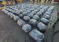Una fotografía publicada por la policía peruana muestra paquetes que contienen 7,2 toneladas de cocaína interceptados en el puerto de Callao, adyacente a Lima, el 30 de enero de 2024.