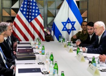 El Secretario de Estado de Estados Unidos, Antony Blinken (2do-L), se reúne con el exjefe de Estado Mayor del ejército israelí Gadi Eisenkot (fuera del cuadro) y el exministro de Defensa israelí Benny Gantz (R), ambos miembros del actual gabinete de guerra israelí de cinco personas dirigido por El primer ministro Benjamin Netanyahu, en Tel Aviv el 8 de febrero de 2024. (Foto de Mark Schiefelbein / POOL / AFP)