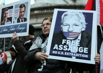Una mujer sostiene un cartel durante una manifestación pidiendo la libertad del fundador de Wikileaks, Julian Assange, en la Place de la Republique en París el 20 de febrero de 2024. - El Tribunal Superior de Londres comenzará el 20 de febrero de 2024 con la audiencia del fundador de WikiLeaks, Julian Assange. Apelación final del Reino Unido contra la extradición a los Estados Unidos para enfrentar un juicio por la publicación de archivos militares y diplomáticos secretos. Washington quiere que el ciudadano australiano de 52 años sea extraditado después de que fue acusado allí varias veces entre 2018 y 2020 en relación con la publicación de WikiLeaks en 2010 de archivos relacionados con las guerras lideradas por Estados Unidos en Irak y Afganistán. (Foto de Thomas SAMSON / AFP)