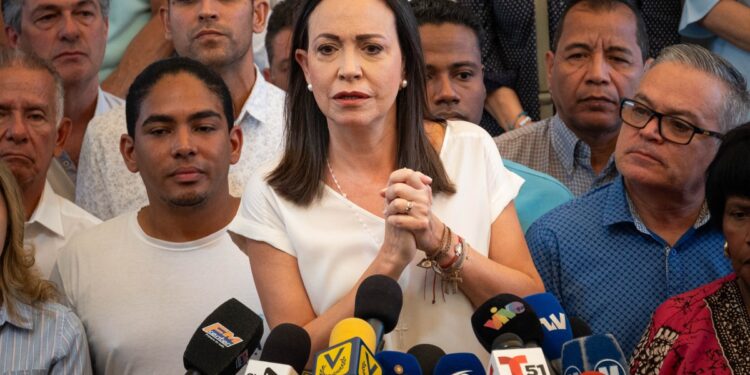 La líder de la oposición venezolana María Corina Machado habla durante una conferencia de prensa en la sede de su partido en Caracas, el 26 de marzo de 2024. - El principal líder de la oposición de Venezuela dijo el martes que el presidente Nicolás Maduro había "elegido" a sus rivales electorales después de que a contendientes clave se les impidiera postularse. las elecciones presidenciales de julio. "Lo que habíamos advertido durante muchos meses terminó sucediendo: el régimen eligió a sus candidatos", dijo María Corina Machado, a quien los tribunales leales a Maduro le prohibieron ocupar cargos públicos y cuyo candidato representante no pudo registrarse antes de la medianoche del lunes, cuando venció el plazo. Lunes. (Foto de Ronald PEÑA/AFP)