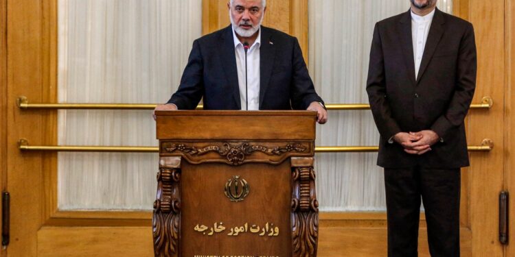 Ismail Haniyeh (izq.), jefe del buró político del movimiento islamista palestino Hamas con sede en Doha, habla con la prensa después de una reunión con el Ministro de Asuntos Exteriores iraní, Hossein Amir-Abdollahian (der.), en Teherán el 26 de marzo de 2024. - Visita de Haniyeh a Teherán se produce un día después de que una resolución adoptada por el Consejo de Seguridad de la ONU pidiera un "alto el fuego inmediato" durante el actual mes sagrado musulmán del Ramadán, lo que conduciría a una tregua "duradera". (Foto de AFP)