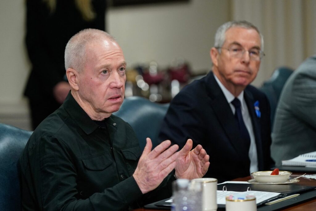 El ministro de Defensa israel&iacute;, Yoav Gallant (izq.), se re&uacute;ne con el secretario de Defensa estadounidense, Lloyd Austin, en el Pent&aacute;gono en Washington, DC, el 26 de marzo de 2024. (Foto de Drew ANGERER / AFP)