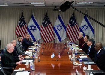 El secretario de Defensa estadounidense, Lloyd Austin (derecha), se reúne con el ministro de Defensa israelí, Yoav Gallant (segundo por la izquierda), en el Pentágono en Washington, DC, el 26 de marzo de 2024. (Foto de Drew ANGERER / AFP)