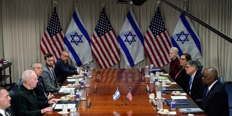 El secretario de Defensa estadounidense, Lloyd Austin (derecha), se reúne con el ministro de Defensa israelí, Yoav Gallant (segundo por la izquierda), en el Pentágono en Washington, DC, el 26 de marzo de 2024. (Foto de Drew ANGERER / AFP)