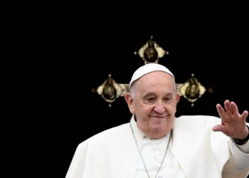 El Papa Francisco saluda desde la galería central de la basílica de San Pedro durante el mensaje de Pascua 'Urbi et Orbi' y la bendición a la ciudad y al mundo como parte de las celebraciones de Semana Santa, en el Vaticano el 31 de marzo de 2024. (Foto de Tiziana FABI/AFP)