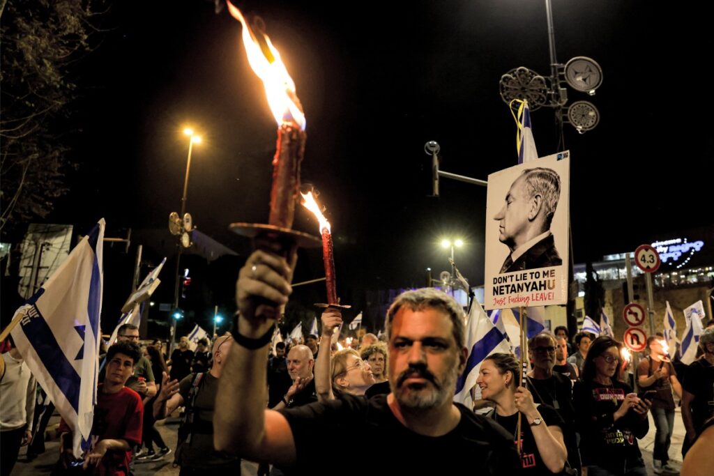 Los manifestantes antigubernamentales se reúnen con carteles y velas mientras organizan una sentada de cuatro días en Jerusalén el 2 de abril de 2024 pidiendo la disolución del gobierno israelí y el regreso de los israelíes mantenidos como rehenes en la Franja de Gaza por militantes palestinos desde octubre. 7 ataques. (Foto de AHMAD GHARABLI / AFP)