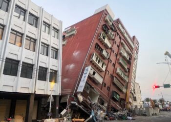 Esta foto tomada por la Agencia Central de Noticias de Taiwán (CNA) el 3 de abril de 2024 muestra el edificio Urano dañado en Hualien, después de que un gran terremoto azotara el este de Taiwán. - Un gran terremoto de magnitud 7,4 sacudió el este de Taiwán en la mañana del 3 de abril, lo que provocó advertencias de tsunami para la isla autónoma, así como para partes del sur de Japón y Filipinas. (Foto de CNA / AFP) / Taiwán FUERA - China FUERA - Macao FUERA / TAIWÁN FUERA - CHINA FUERA - MACAO FUERA / HONG KONG FUERA RESTRINGIDO AL USO EDITORIAL - Hong Kong FUERA RESTRINGIDO AL USO EDITORIAL