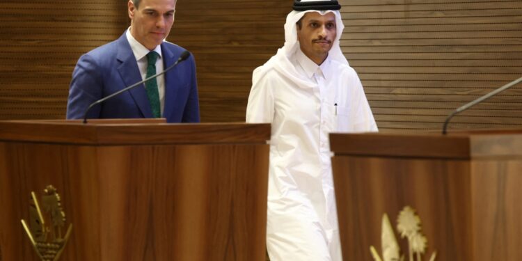 El primer ministro español, Pedro Sánchez (i), y su homólogo qatarí, el jeque Mohammed bin Abdulrahman bin Jassim al-Thani, abandonan el podio tras dar una conferencia de prensa conjunta en Doha el 3 de abril de 2024. (Foto de KARIM JAAFAR / AFP)