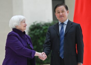 La secretaria del Tesoro de Estados Unidos, Janet Yellen, le da la mano al gobernador del Banco Popular de China, Pan Gongsheng, durante su visita a la sede del banco central en Beijing el 8 de abril de 2024. (Foto de Pedro Pardo / AFP)