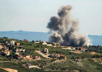 El humo sale del área de un ataque aéreo israelí en la aldea de Khiam, en el sur del Líbano, cerca de la frontera con Israel, el 8 de abril de 2024, en medio de tensiones transfronterizas mientras continúan los combates entre Israel y militantes de Hamás en la Franja de Gaza. (Foto de Rabih DAHER / AFP)