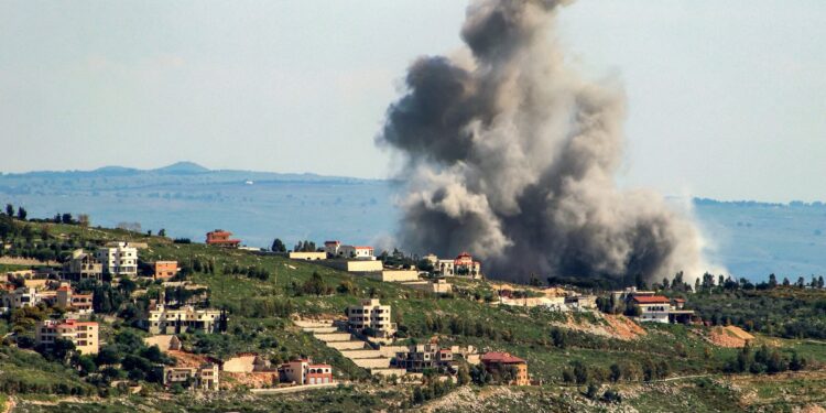 El humo sale del área de un ataque aéreo israelí en la aldea de Khiam, en el sur del Líbano, cerca de la frontera con Israel, el 8 de abril de 2024, en medio de tensiones transfronterizas mientras continúan los combates entre Israel y militantes de Hamás en la Franja de Gaza. (Foto de Rabih DAHER / AFP)