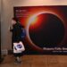 Un hombre lee un quiosco de información en el Parque Estatal de las Cataratas del Niágara antes de un eclipse solar total en América del Norte, en las Cataratas del Niágara, Nueva York, el 8 de abril de 2024. - El recorrido de la totalidad de este año tiene 185 kilómetros (115 millas) de ancho y hogar a casi 32 millones de estadounidenses, y 150 millones adicionales viven a menos de 200 millas de la franja. El próximo eclipse solar total que podrá verse desde gran parte de América del Norte no se producirá hasta 2044. (Foto de ANGELA WEISS / AFP)