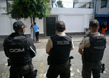 Guardia policial frente a la embajada de México en Quito el 8 de abril de 2024. (Foto de Rodrigo BUENDIA / AFP)
