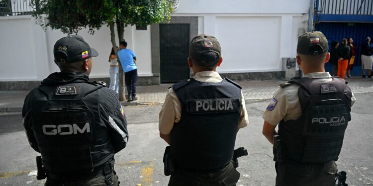 Guardia policial frente a la embajada de México en Quito el 8 de abril de 2024. (Foto de Rodrigo BUENDIA / AFP)