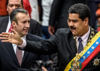 El presidente venezolano Nicolás Maduro (R) y el vicepresidente Tareck El Aissami saludan a sus partidarios antes de la ceremonia en la que Maduro pronunciará un discurso repasando su año en el cargo en la Corte Suprema de Justicia en Caracas el 15 de enero de 2017. - anunciaron las autoridades venezolanas el El 9 de abril de 2024 se produjo el arresto del influyente exministro de Petróleo Tareck El Aissami, quien renunció a su cargo el año pasado en medio de un escándalo de corrupción en la petrolera estatal PDVSA. (Foto de JUAN BARRETO/AFP)