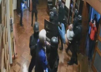 This grab from a handout video released on April 9, 2024 by Mexico's Secretariat of Foreign Affairs shows CCTV footage of the Ecuadorian police subduing Mexico's Head of Foreign Affairs and Political Affairs in Ecuador, Roberto Canseco, as the security forces stormed the embassy, a rare incursion on what is considered inviolable diplomatic territory, to arrest Ecuador's ex-vice president Jorge Glas, who had been granted asylum by Mexico. - Former Ecuadorian vice president Jorge Glas, who was hospitalized, returned Tuesday to a maximum security prison, where he had been transferred on Saturday after his capture during a police raid on the Mexican embassy, according to the prison service (SNAI). (Photo by Handout / Mexico's Secretariat of Foreign Affairs / AFP) / - NO Resale / - NO RESALE / RESTRICTED TO EDITORIAL USE - MANDATORY CREDIT "AFP PHOTO / MEXICO'S SECRETARIAT OF FOREIGN AFFAIRS" - NO MARKETING NO ADVERTISING CAMPAIGNS - DISTRIBUTED AS A SERVICE TO CLIENTS - RESTRICTED TO EDITORIAL USE - MANDATORY CREDIT "AFP PHOTO / MEXICO'S SECRETARIAT OF FOREIGN AFFAIRS" - NO MARKETING NO ADVERTISING CAMPAIGNS - DISTRIBUTED AS A SERVICE TO CLIENTS /