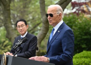 El presidente estadounidense Joe Biden (R) y el primer ministro japonés Fumio Kishida celebran una conferencia de prensa conjunta en el jardín de rosas de la Casa Blanca en Washington, DC, el 10 de abril de 2024. (Foto de SAUL LOEB / AFP)